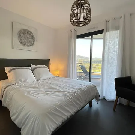 Two-bedroom Flat With Terrace Near The Harbour And Town Centre Porto-Vecchio (Corsica)