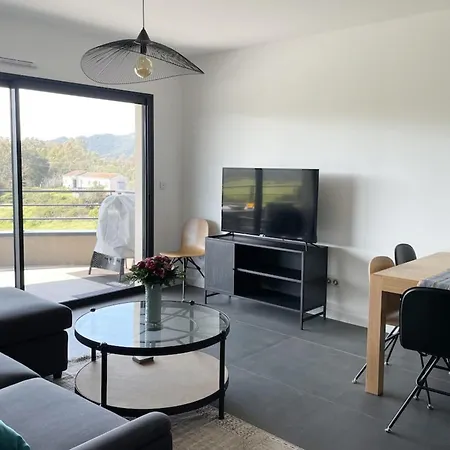 Two-bedroom Flat With Terrace Near The Harbour And Town Centre Appartement *