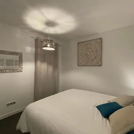 Two-bedroom Flat With Terrace Near The Harbour And Town Centre 아파트 *