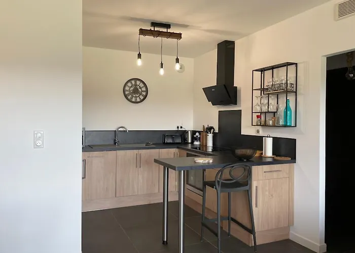 Two-bedroom Flat With Terrace Near The Harbour And Town Centre * Porto-Vecchio (Corsica)