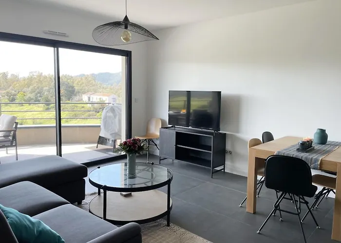 Two-bedroom Flat With Terrace Near The Harbour And Town Centre شقة *