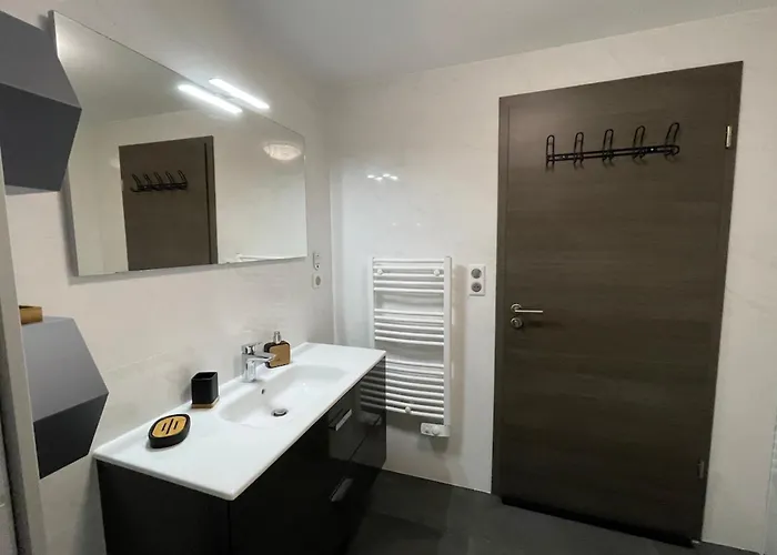 Two-bedroom Flat With Terrace Near The Harbour And Town Centre * Porto-Vecchio (Corsica)