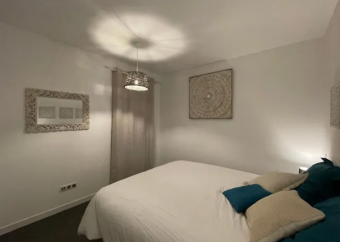 Two-bedroom Flat With Terrace Near The Harbour And Town Centre شقة *